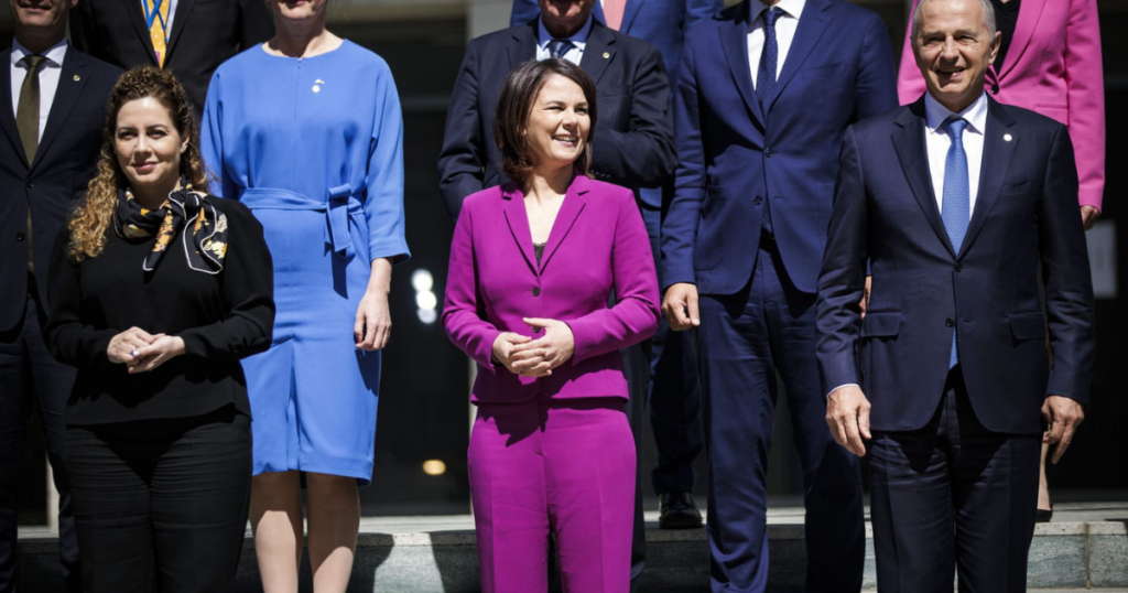 Förderung der globalen Diplomatie: Wie feministische Außenpolitik veraltete Dichotomien überwinden kann