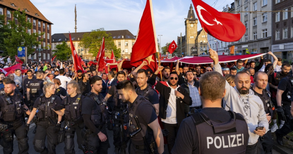 Kontroverse bahnt sich an: Deutsche Gruppe mit mutmaßlichem Erdogan-Verdacht achtet auf EU-Umfragen