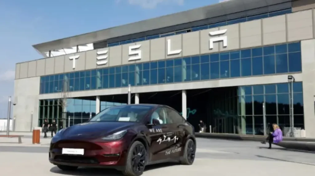 Elon Musks Politik im Zusammenhang mit Teslas 40%igem Verkaufsrückgang in Europa