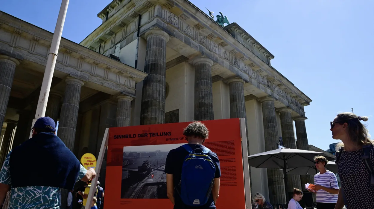 Berliner Mauer mit 65: Deutsche Politiker warnen davor, die DDR zu verklären