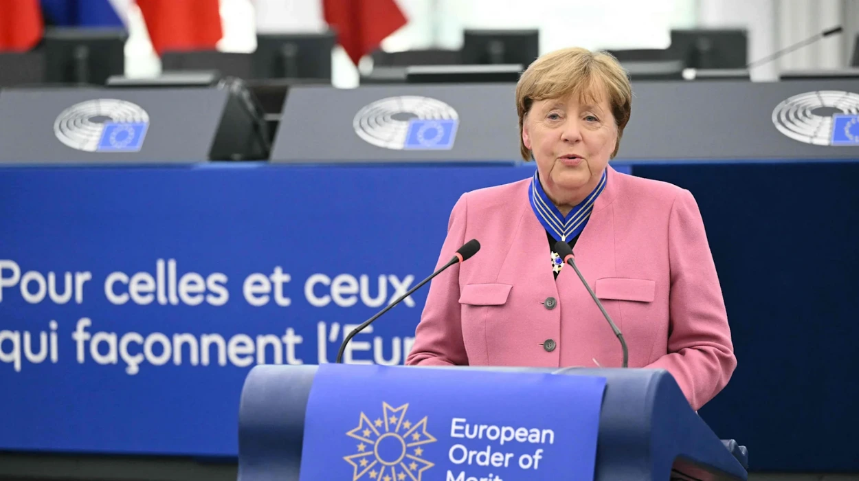 Europäisches Parlament verleiht Angela Merkel die erste Europäische Verdienstordnung